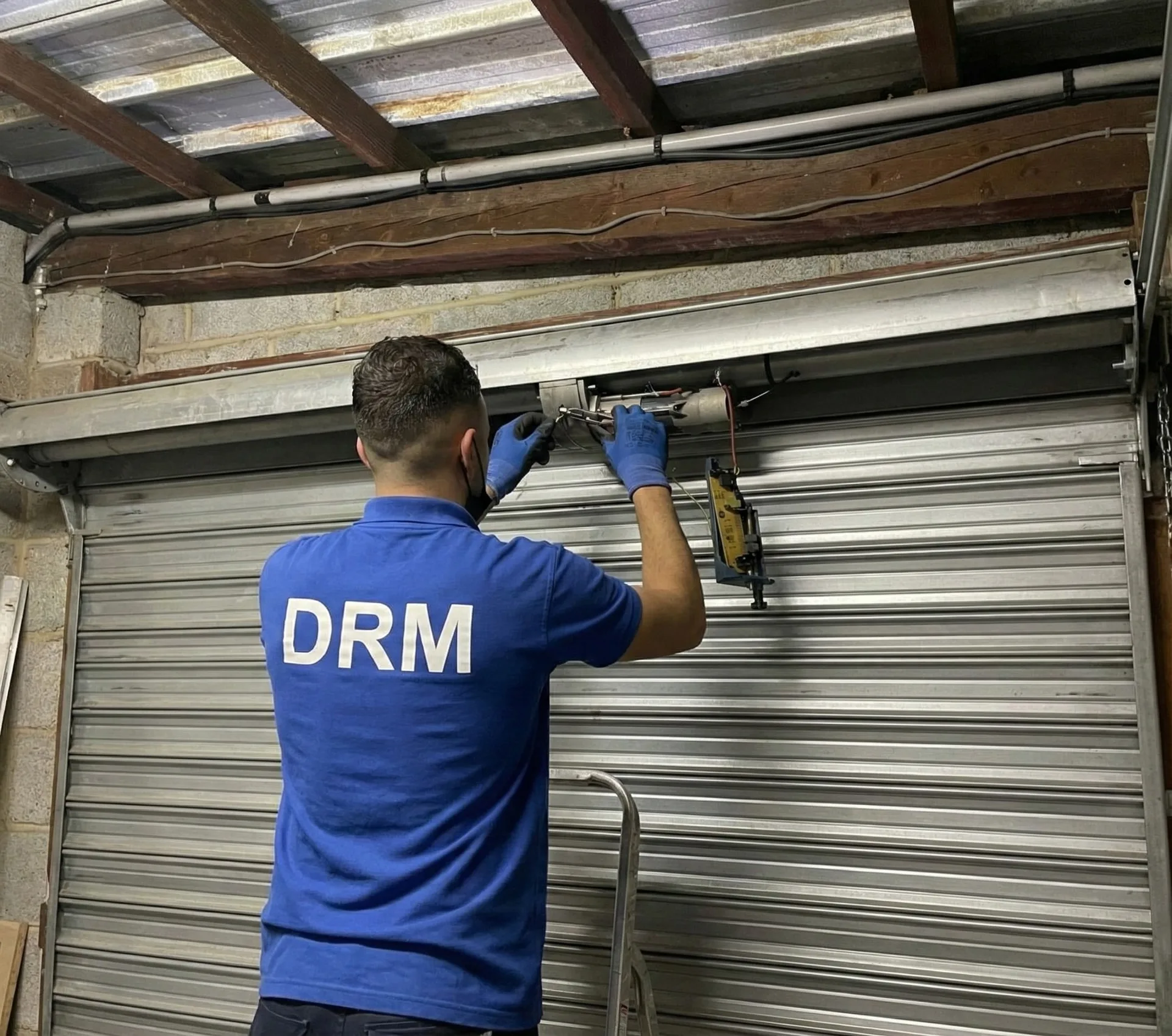 Motorisation rideau métallique — moteur tubulaire ACM Somfy Simu Versailles