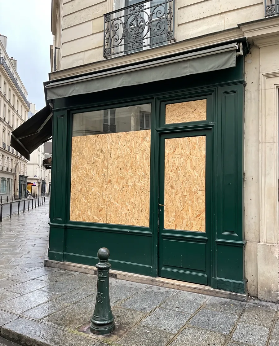 Encadreur d'art Vitrine et porte d'un encadreur fermées par des panneaux bois